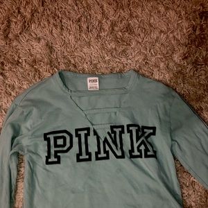 Brand is pink size is small it’s teal and also crop top